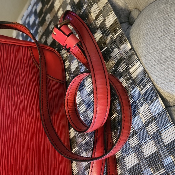 LV Trocadero Camera Bag, Castilian Red Epi Leather - Picture 4 of 17